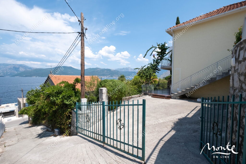 uyutnyj dom s terrasami i vidom na more v 100 m ot plyazha krashichi 06