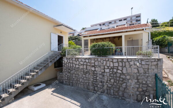 uyutnyj dom s terrasami i vidom na more v 100 m ot plyazha krashichi 07