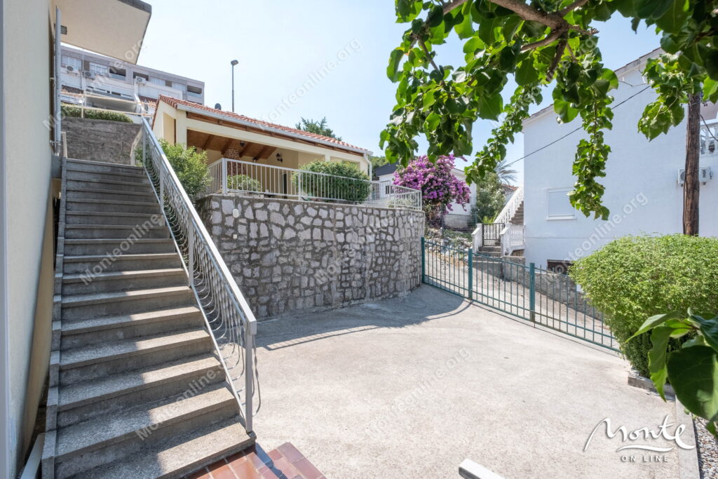 uyutnyj dom s terrasami i vidom na more v 100 m ot plyazha krashichi 08