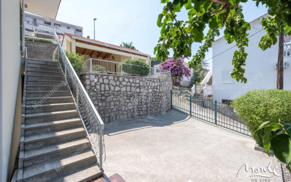 uyutnyj dom s terrasami i vidom na more v 100 m ot plyazha krashichi 08