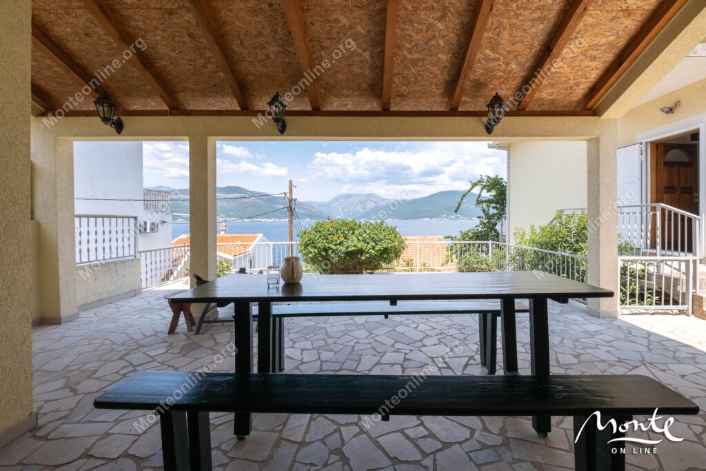 uyutnyj dom s terrasami i vidom na more v 100 m ot plyazha krashichi 11