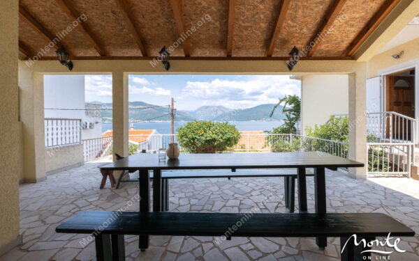 uyutnyj dom s terrasami i vidom na more v 100 m ot plyazha krashichi 11