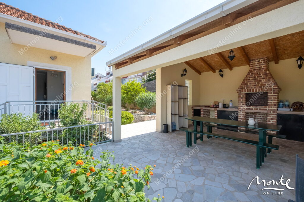 uyutnyj dom s terrasami i vidom na more v 100 m ot plyazha krashichi 12