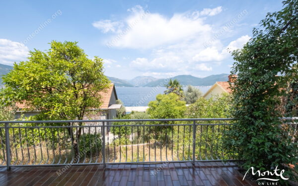 uyutnyj dom s terrasami i vidom na more v 100 m ot plyazha krashichi 14