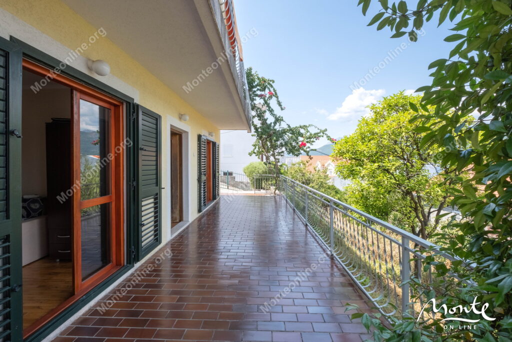 uyutnyj dom s terrasami i vidom na more v 100 m ot plyazha krashichi 15