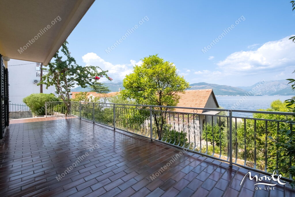 uyutnyj dom s terrasami i vidom na more v 100 m ot plyazha krashichi 17