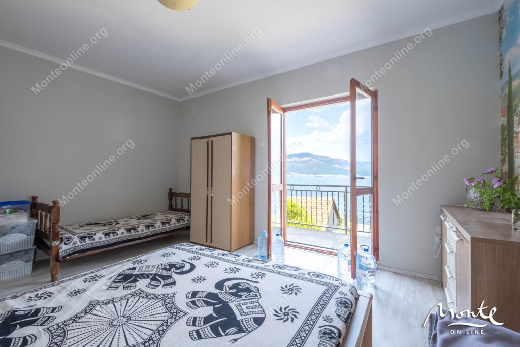 uyutnyj dom s terrasami i vidom na more v 100 m ot plyazha krashichi 32