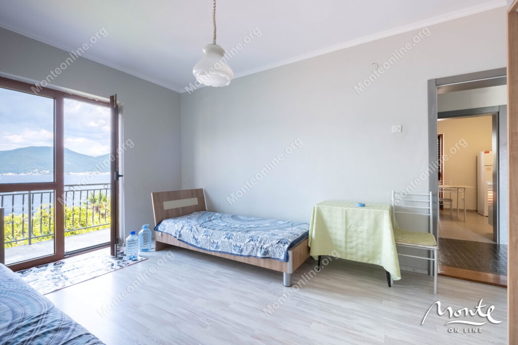 uyutnyj dom s terrasami i vidom na more v 100 m ot plyazha krashichi 34