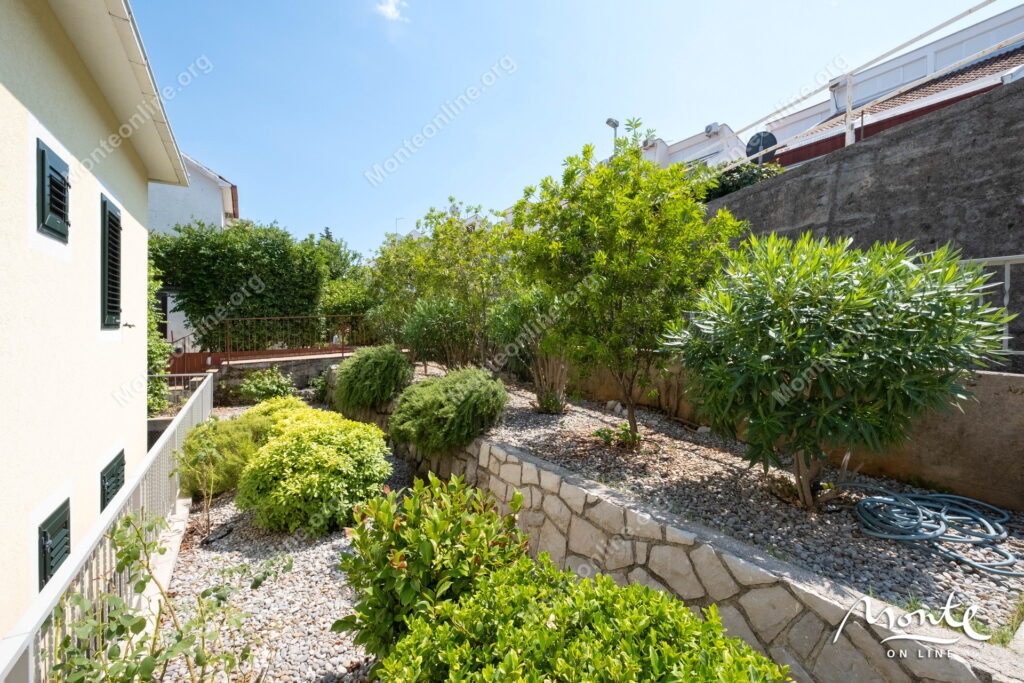 uyutnyj dom s terrasami i vidom na more v 100 m ot plyazha krashichi 39