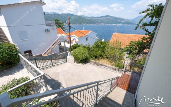 uyutnyj dom s terrasami i vidom na more v 100 m ot plyazha krashichi 40