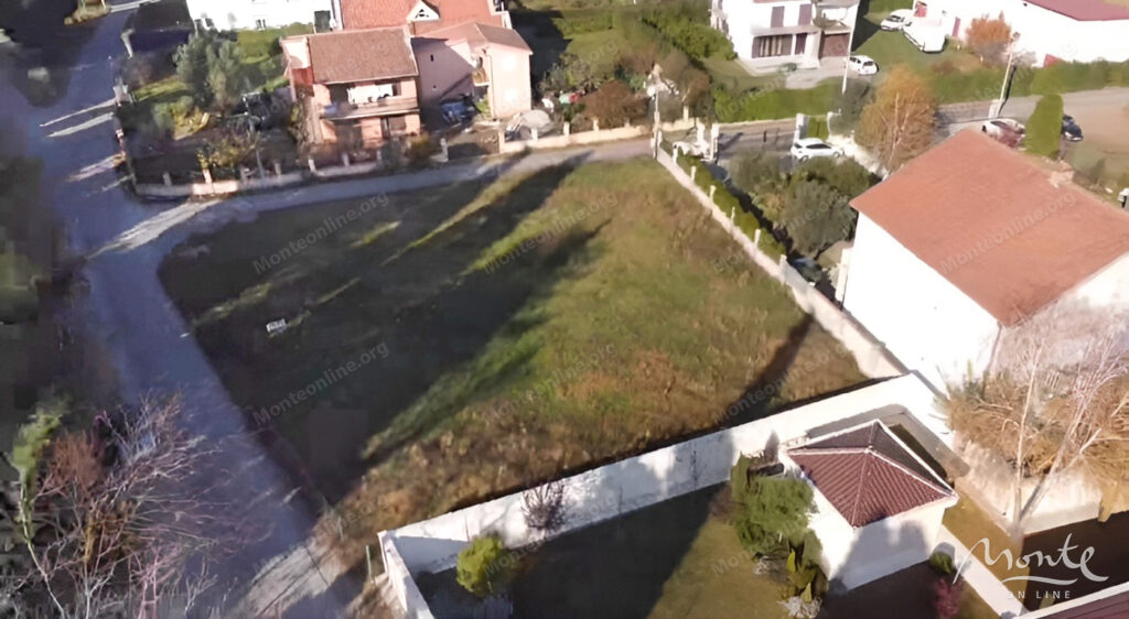 zemelnyj uchastok pod stroitelstvo dvuh domov v toloshi podgoricza 03