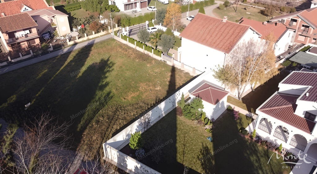 zemelnyj uchastok pod stroitelstvo dvuh domov v toloshi podgoricza 07