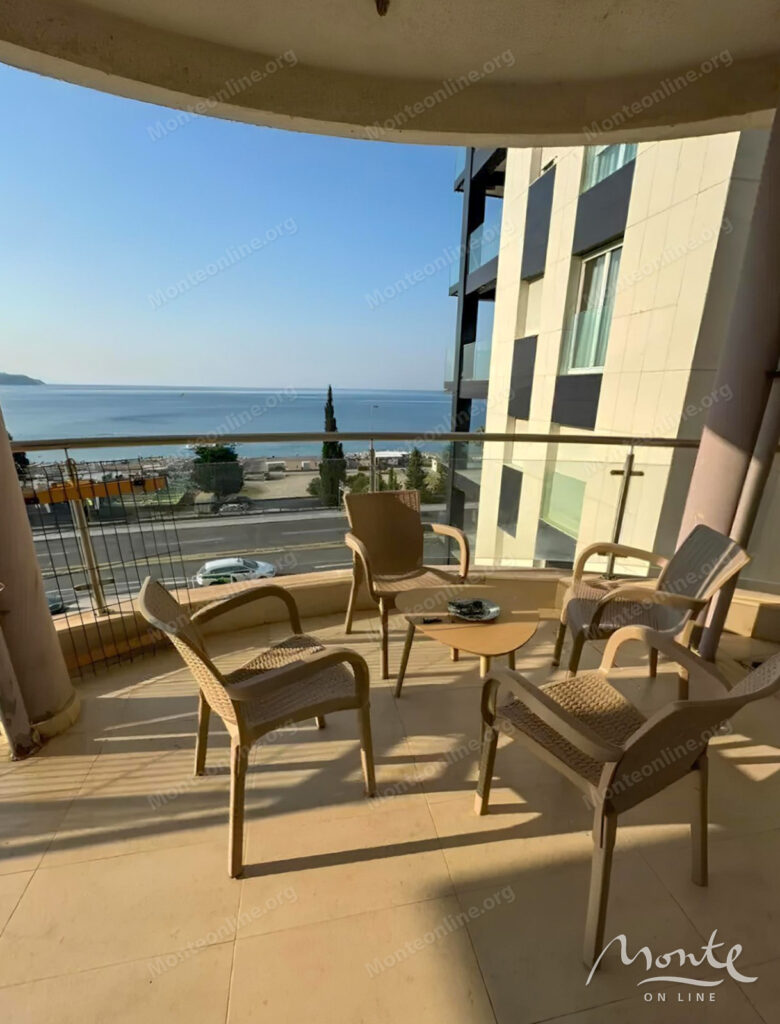 czelyj etazh zhilogo zdaniya s 5 kvartirami i terrasami s vidom na more v bechichah 01