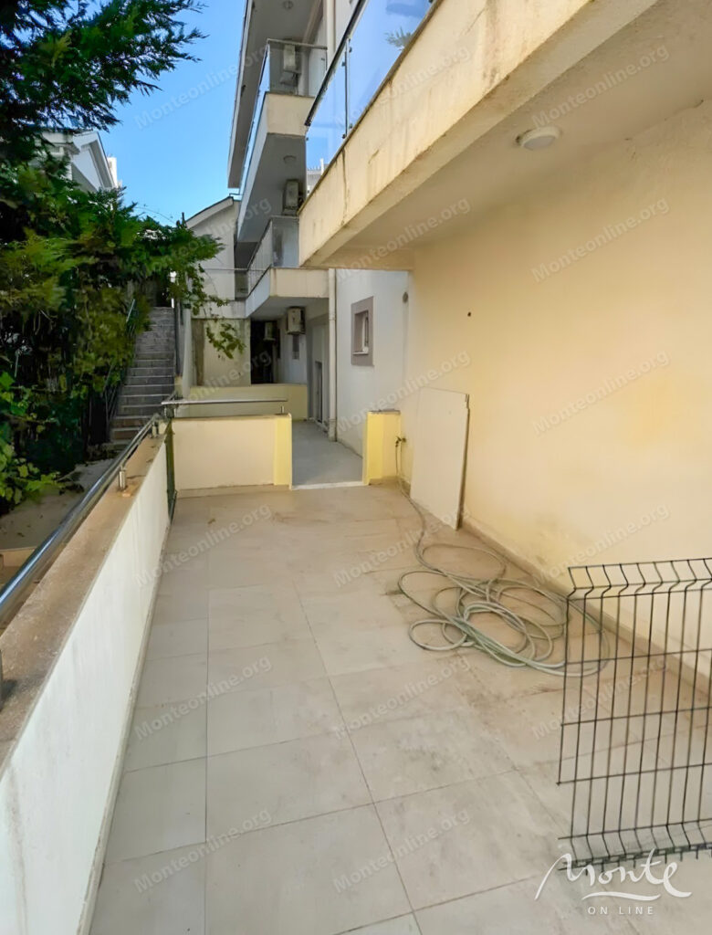 czelyj etazh zhilogo zdaniya s 5 kvartirami i terrasami s vidom na more v bechichah 10