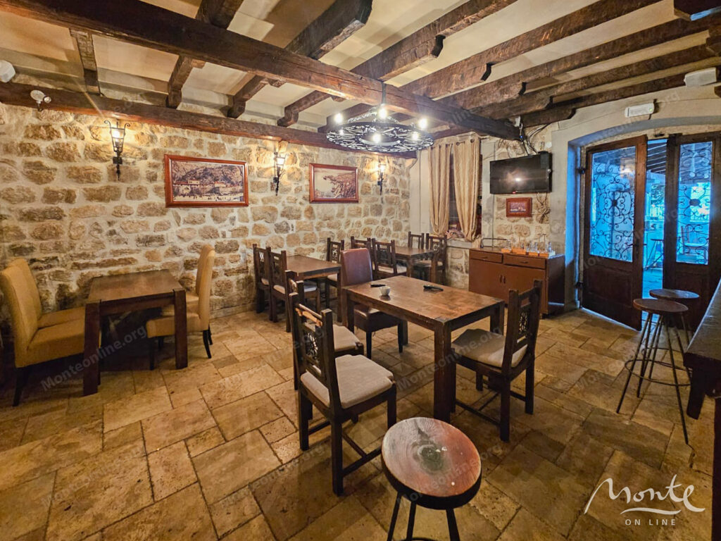 dejstvuyushhij restoran s bolshoj terrasoj v czentre risana 02