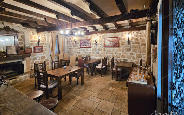 dejstvuyushhij restoran s bolshoj terrasoj v czentre risana 05