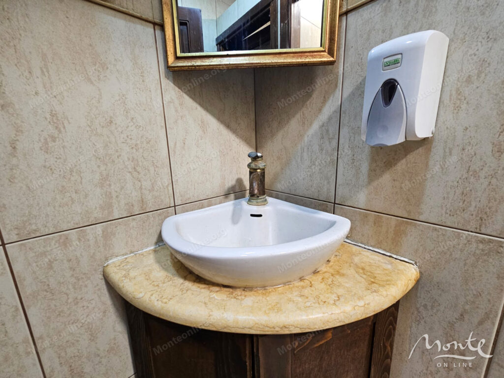 dejstvuyushhij restoran s bolshoj terrasoj v czentre risana 08