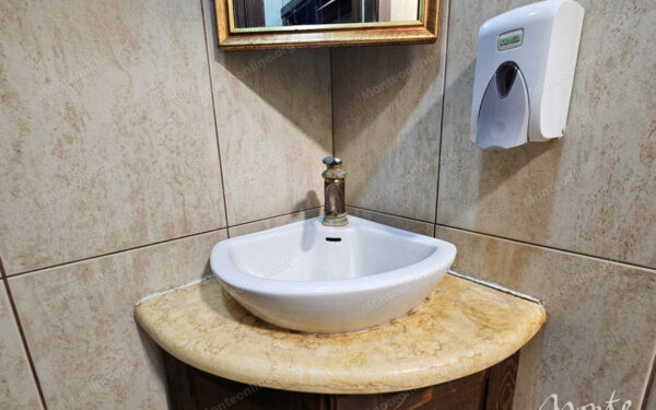 dejstvuyushhij restoran s bolshoj terrasoj v czentre risana 08