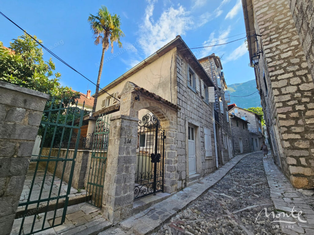 dejstvuyushhij restoran s bolshoj terrasoj v czentre risana 10