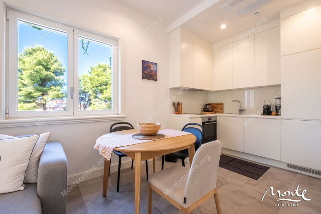 elegantnaya kvartira s 1 spalnej v samom serdcze lustica bay centrale 12