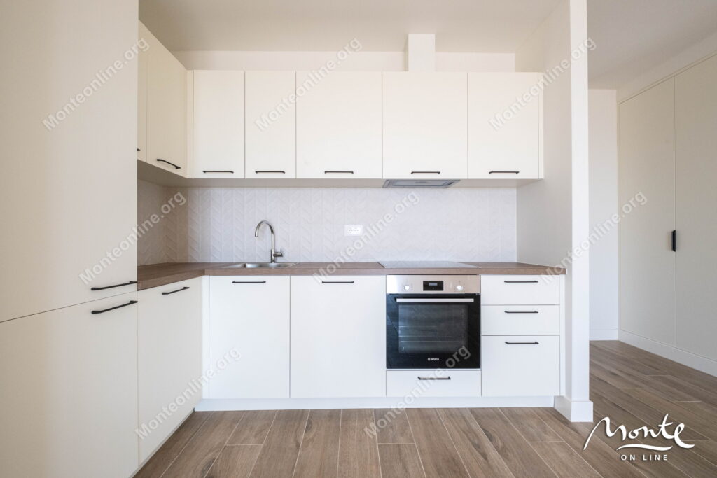 elegantnaya kvartira s 2 spalnyami i vidom na more v lustica bay centrale 09