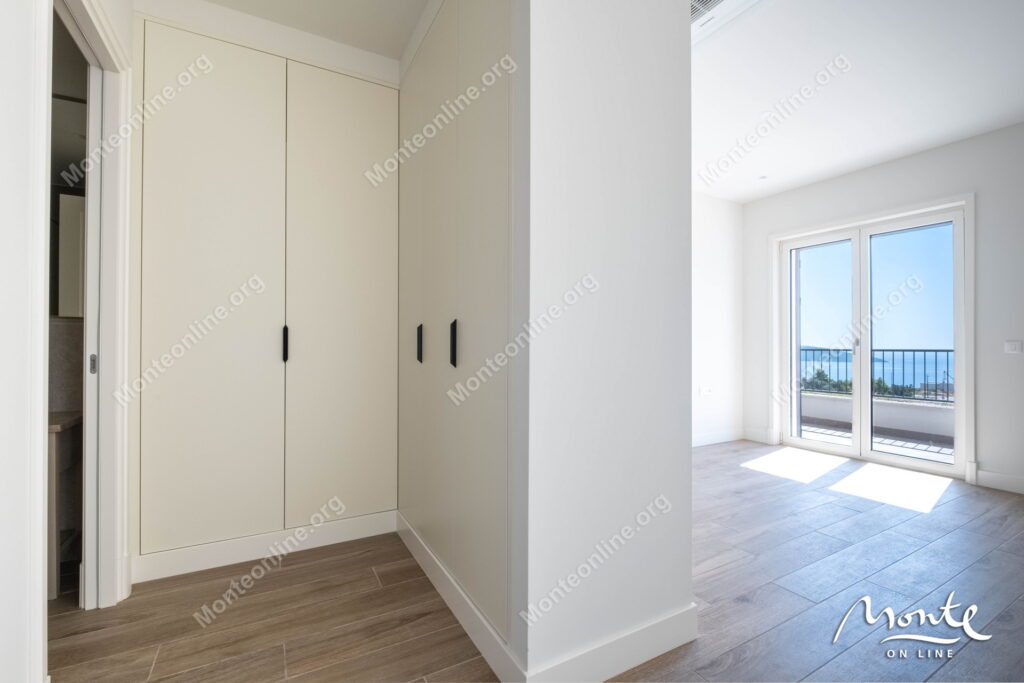 elegantnaya kvartira s 2 spalnyami i vidom na more v lustica bay centrale 13