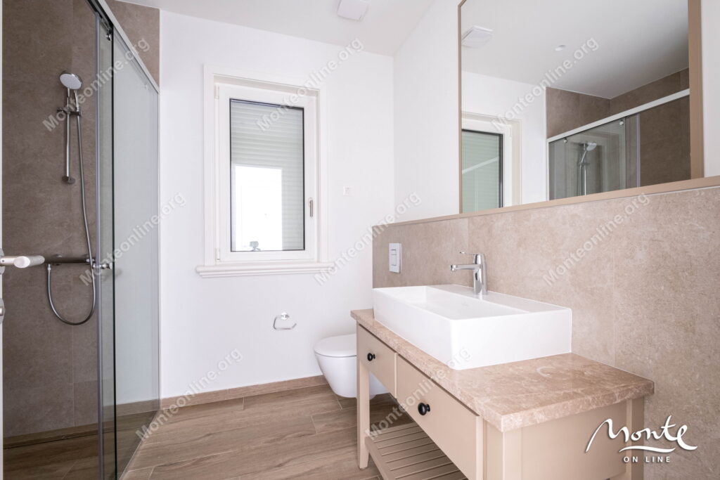 elegantnaya kvartira s 2 spalnyami i vidom na more v lustica bay centrale 16