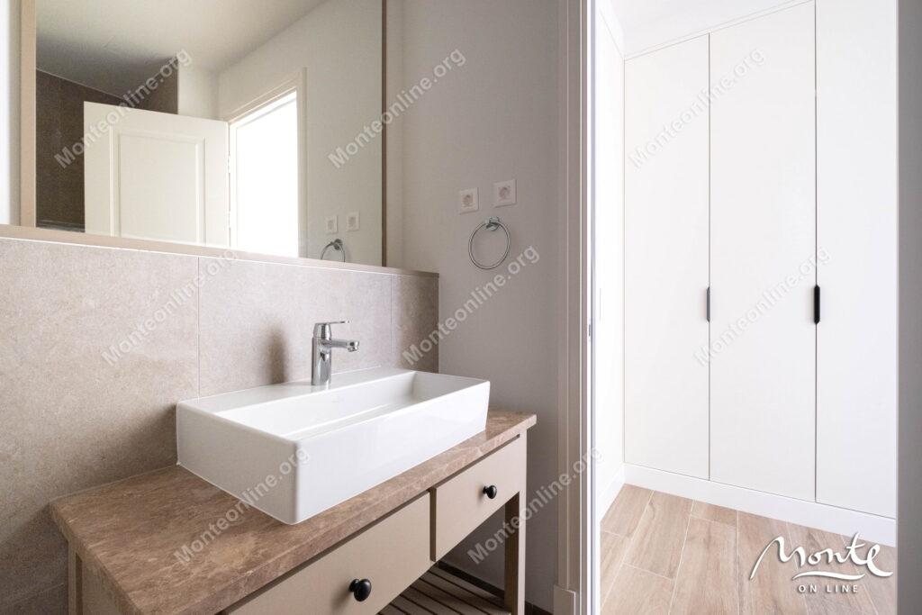 elegantnaya kvartira s 2 spalnyami i vidom na more v lustica bay centrale 17