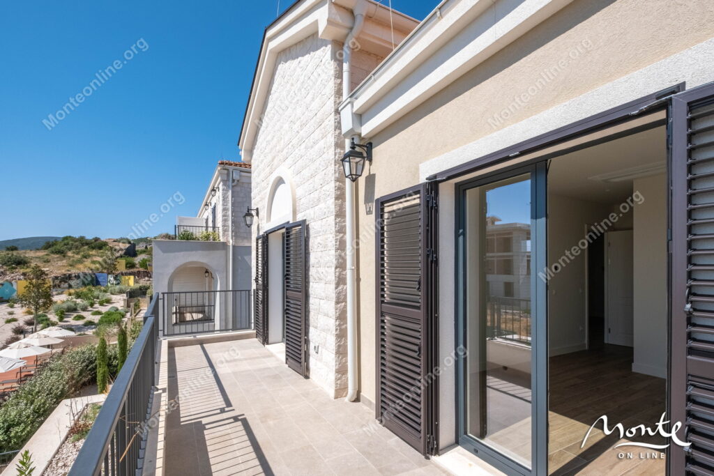 elegantnaya kvartira s 2 spalnyami i vidom na more v lustica bay centrale 21