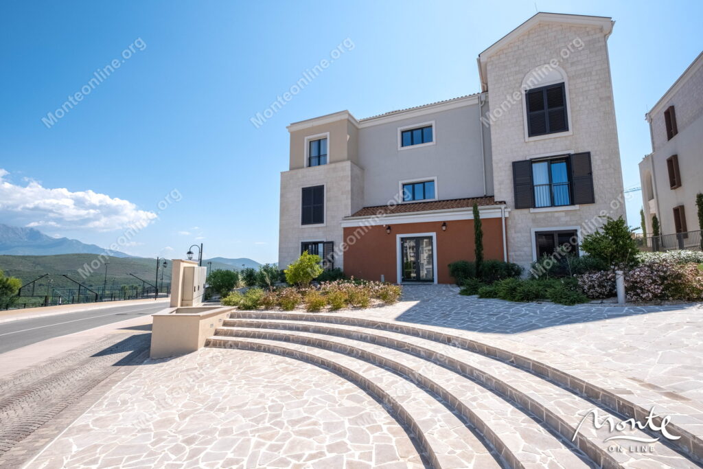 elegantnaya kvartira s 2 spalnyami i vidom na more v lustica bay centrale 24