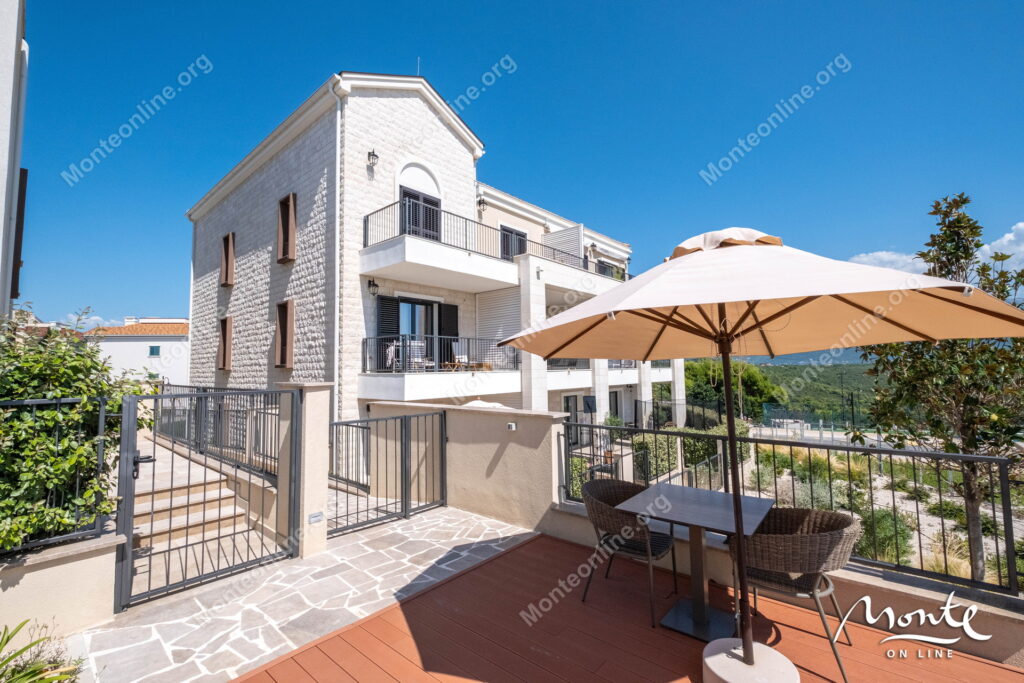 elegantnaya kvartira s 2 spalnyami i vidom na more v lustica bay centrale 27