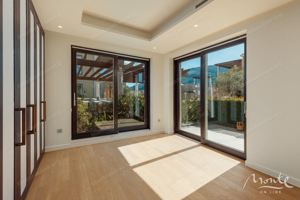 elitnaya villa s vidom na boka kotorskij zaliv v portonovi herczeg novi 05