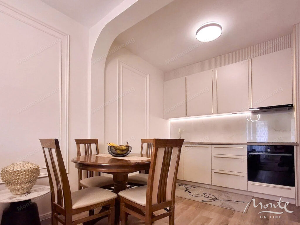 kvartira s 2 spalnyami prostornoj planirovkoj i terrasami v podgoricze 03