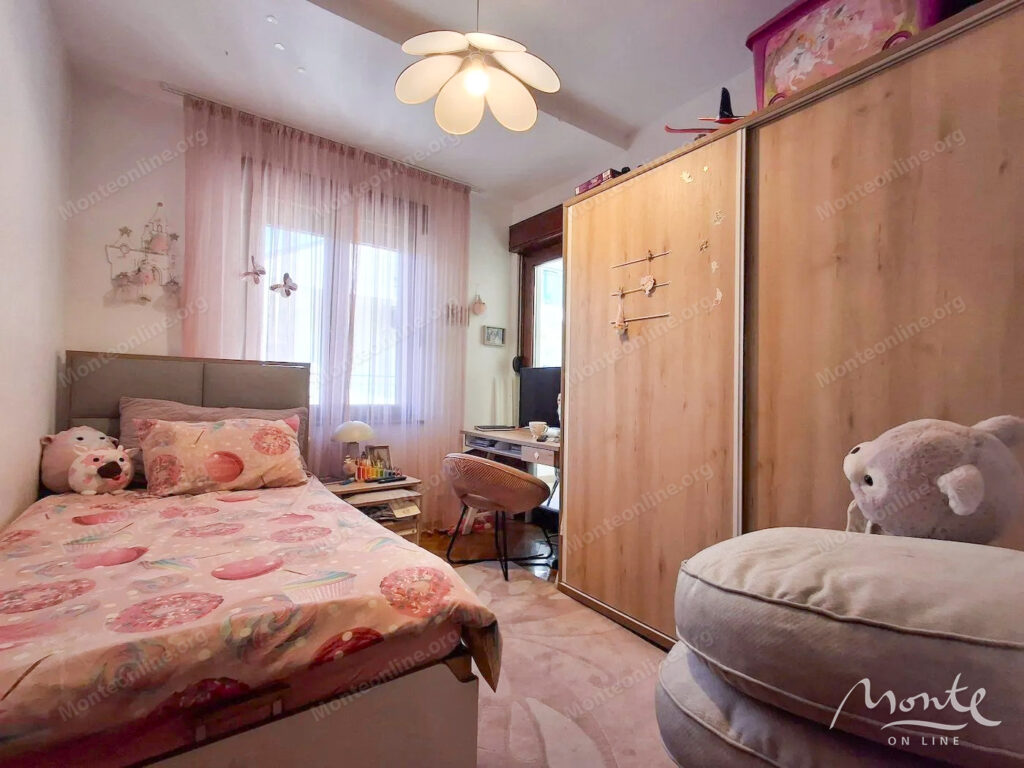 kvartira s 2 spalnyami prostornoj planirovkoj i terrasami v podgoricze 06