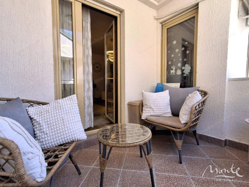 kvartira s 2 spalnyami prostornoj planirovkoj i terrasami v podgoricze 09