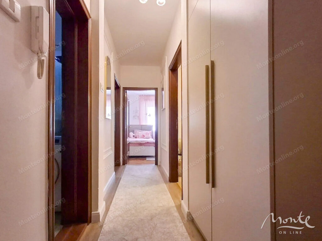 kvartira s 2 spalnyami prostornoj planirovkoj i terrasami v podgoricze 10