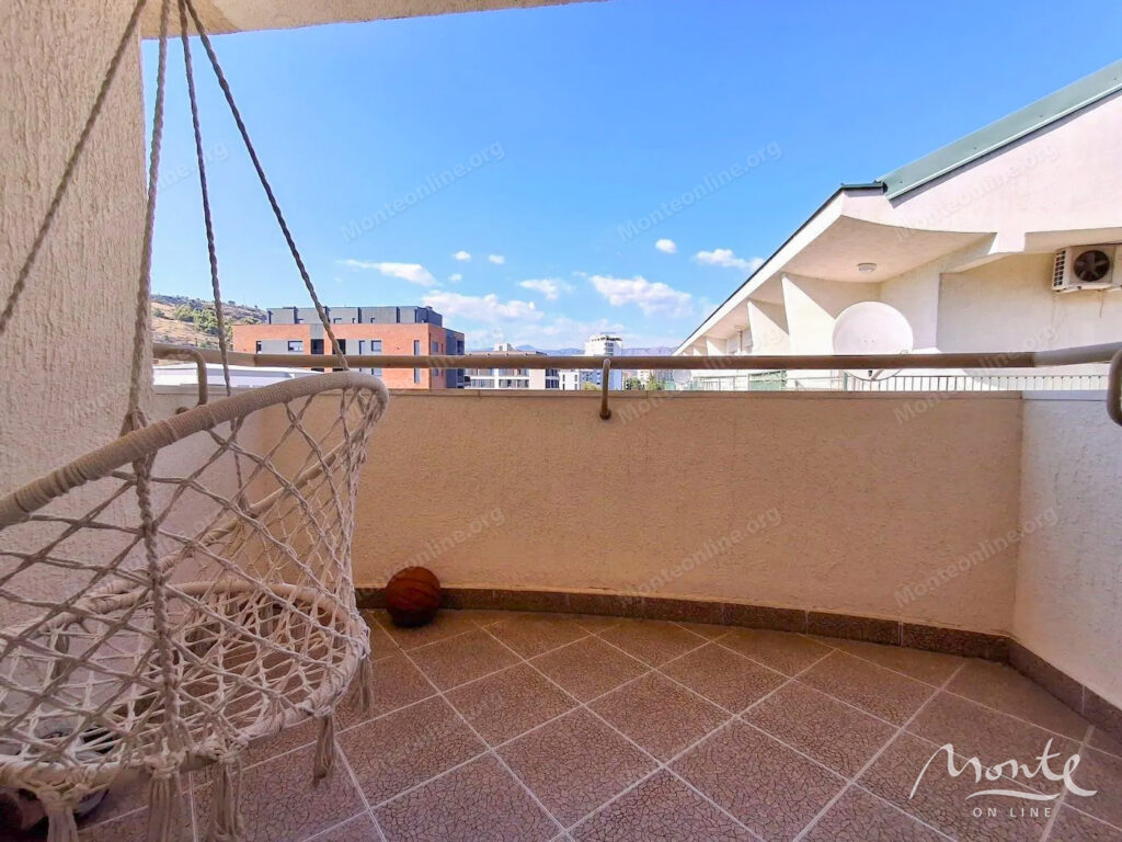 kvartira s 2 spalnyami prostornoj planirovkoj i terrasami v podgoricze 11