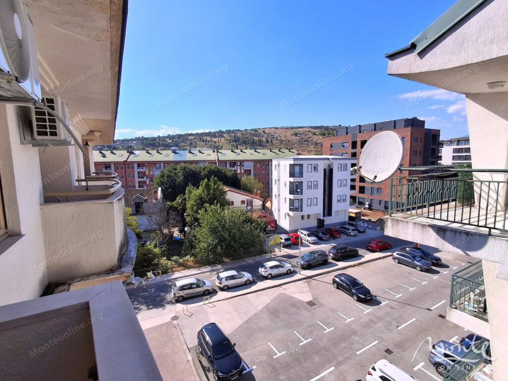 kvartira s 2 spalnyami prostornoj planirovkoj i terrasami v podgoricze 12