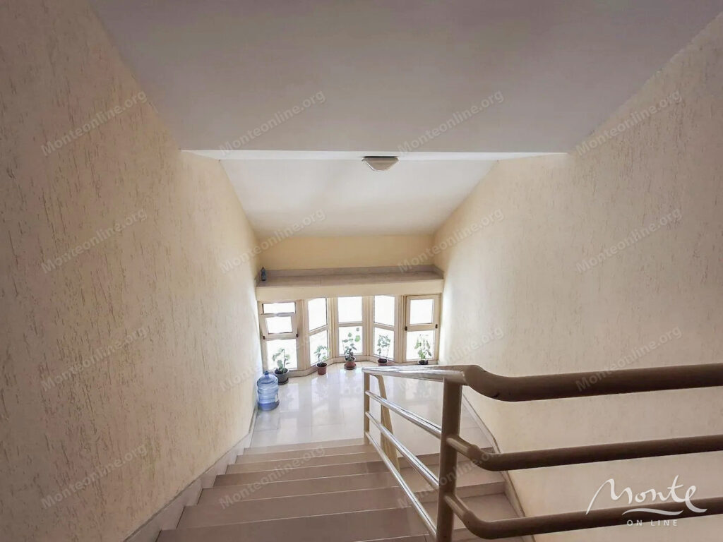 kvartira s 2 spalnyami prostornoj planirovkoj i terrasami v podgoricze 15