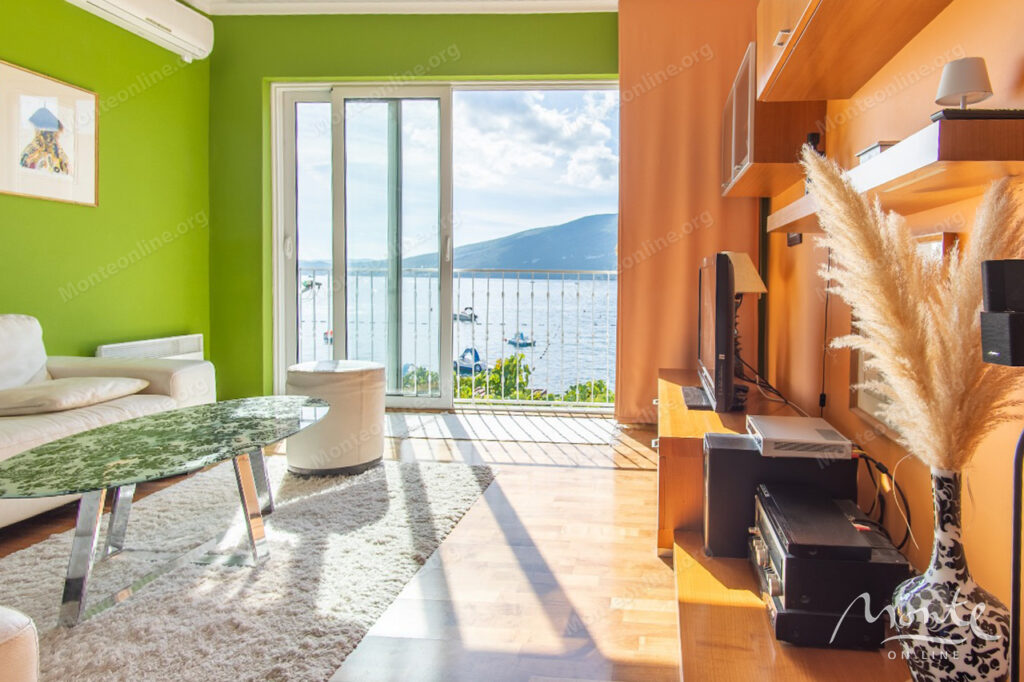 kvartira s 2 spalnyami v 20 metrah ot morya s panoramnym vidom dzhenovichi 02