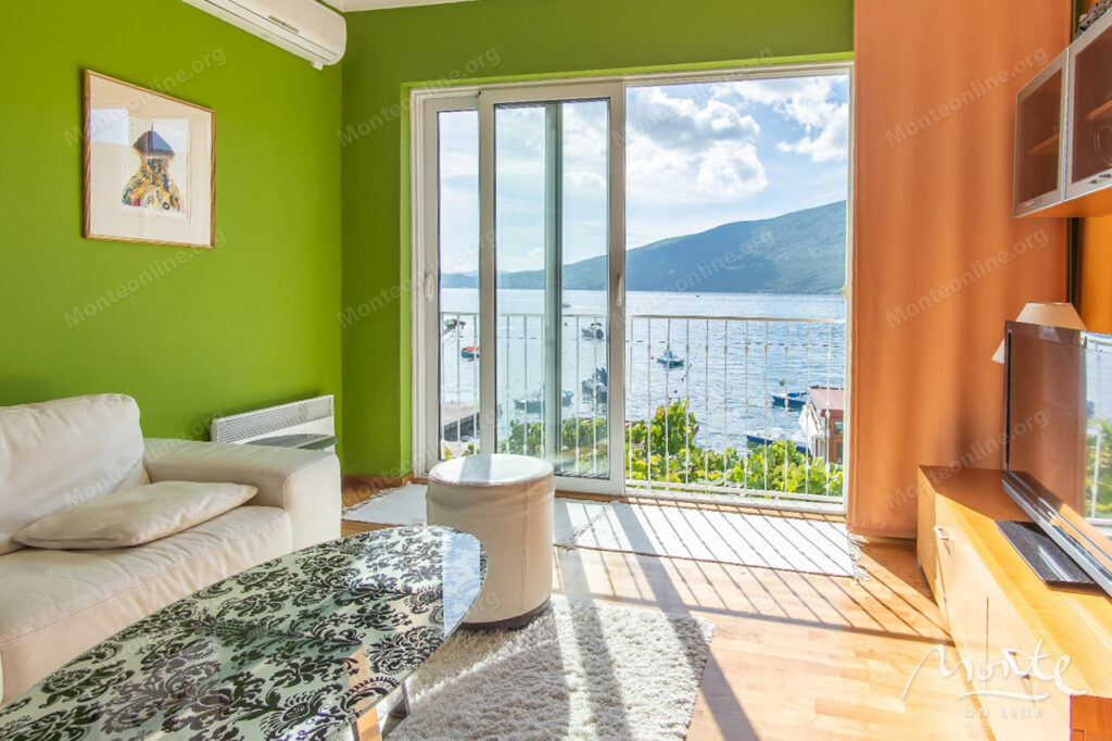 kvartira s 2 spalnyami v 20 metrah ot morya s panoramnym vidom dzhenovichi 03