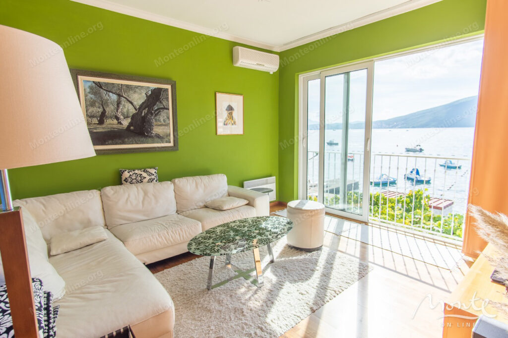 kvartira s 2 spalnyami v 20 metrah ot morya s panoramnym vidom dzhenovichi 06