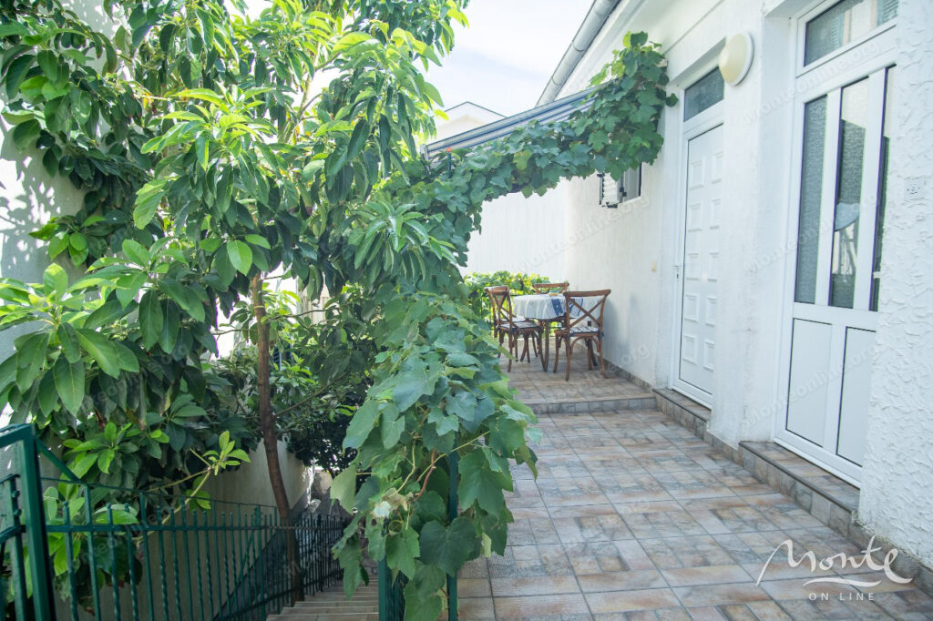 kvartira s 2 spalnyami v 20 metrah ot morya s panoramnym vidom dzhenovichi 15