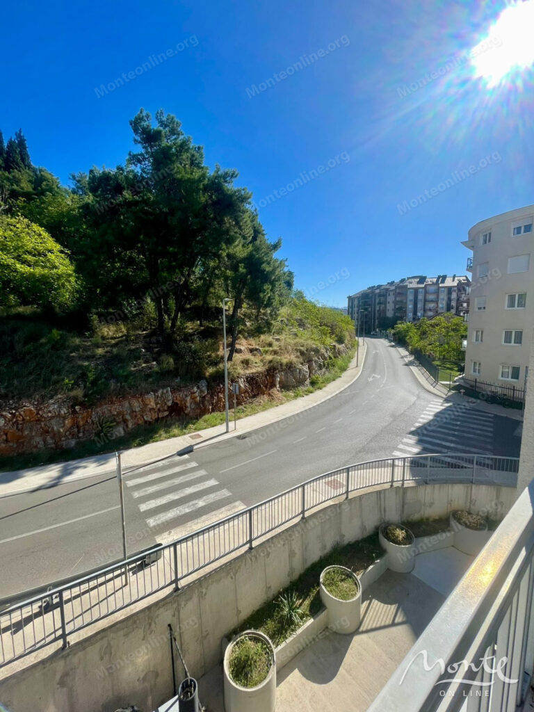 meblirovannaya kvartira s 1 spalnej v sovremennom zhilom dome v podgoricze 16