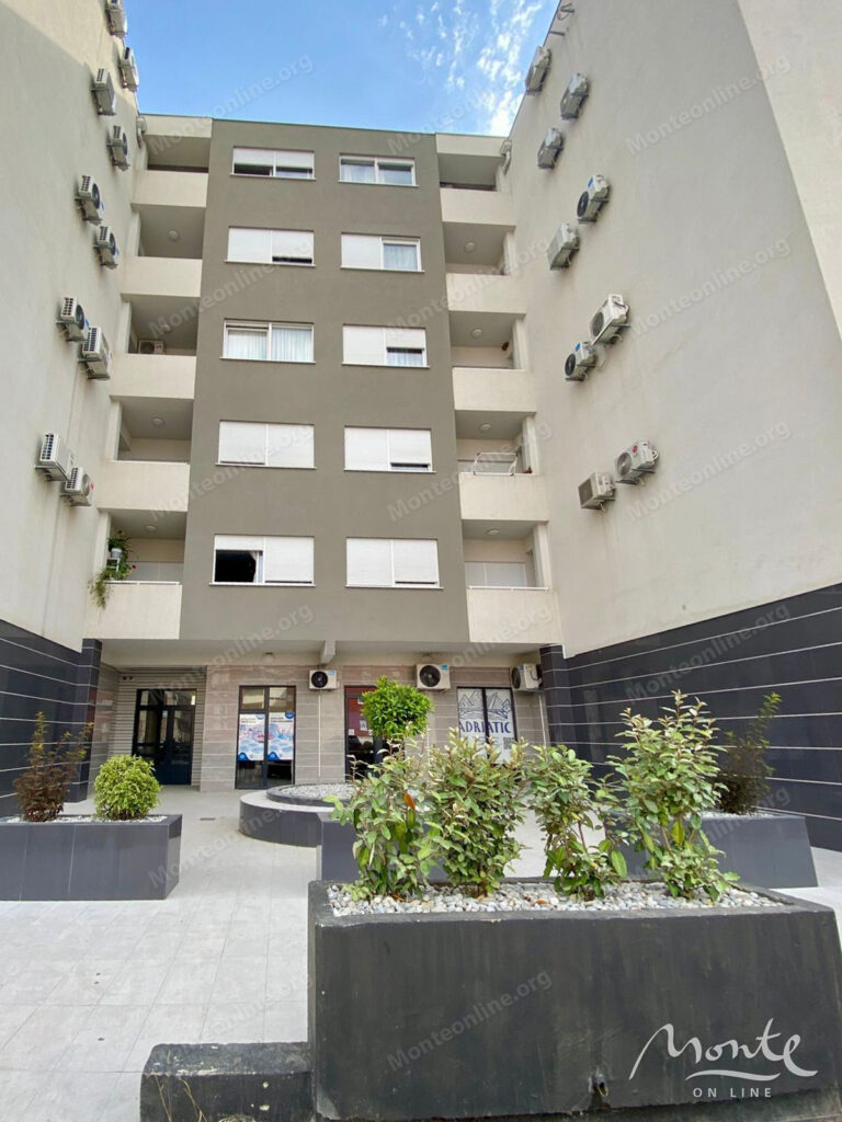 meblirovannaya kvartira s 1 spalnej v sovremennom zhilom dome v podgoricze 18