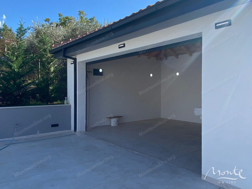 novyj sovremennyj dom s bassejnom i vidom na more v bare 05