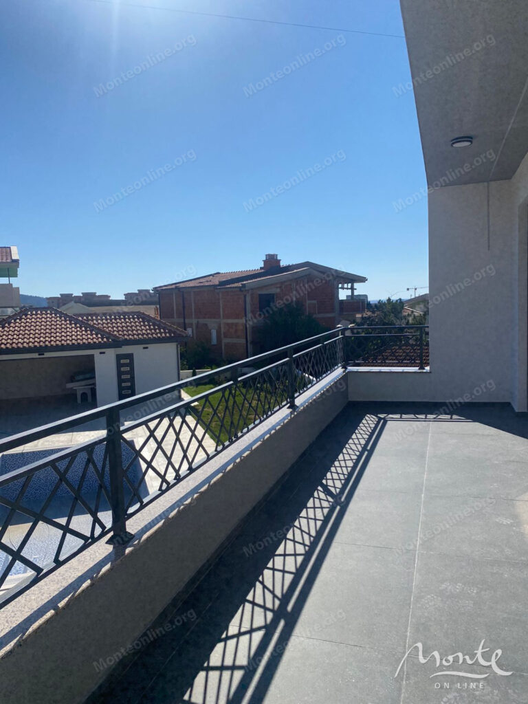 novyj sovremennyj dom s bassejnom i vidom na more v bare 06