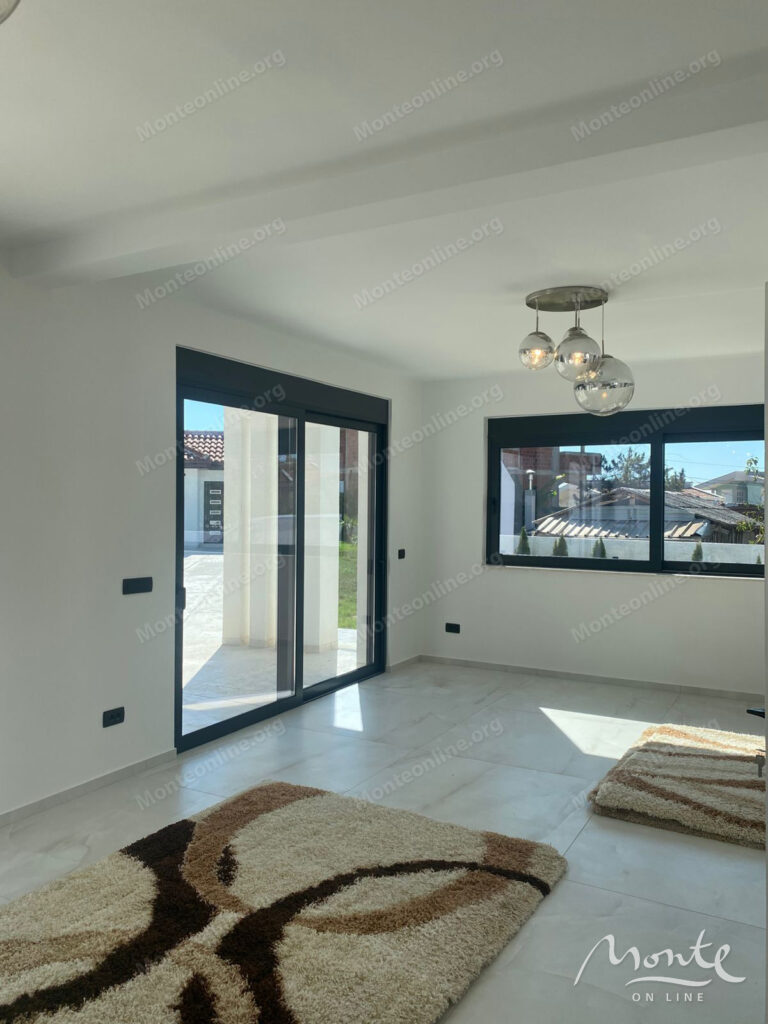 novyj sovremennyj dom s bassejnom i vidom na more v bare 08