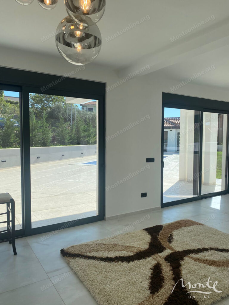 novyj sovremennyj dom s bassejnom i vidom na more v bare 09