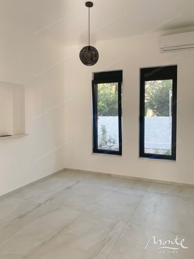 novyj sovremennyj dom s bassejnom i vidom na more v bare 11